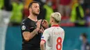 Usai pertandingan, Marko Arnautovic tampak berbincang dengan Gjanni Alioski. Alioski tampak meminta penjelasan dari Arnautovic atas cacian yang dilontarkannya. (Foto: AFP/Pool/Justin Setterfield)