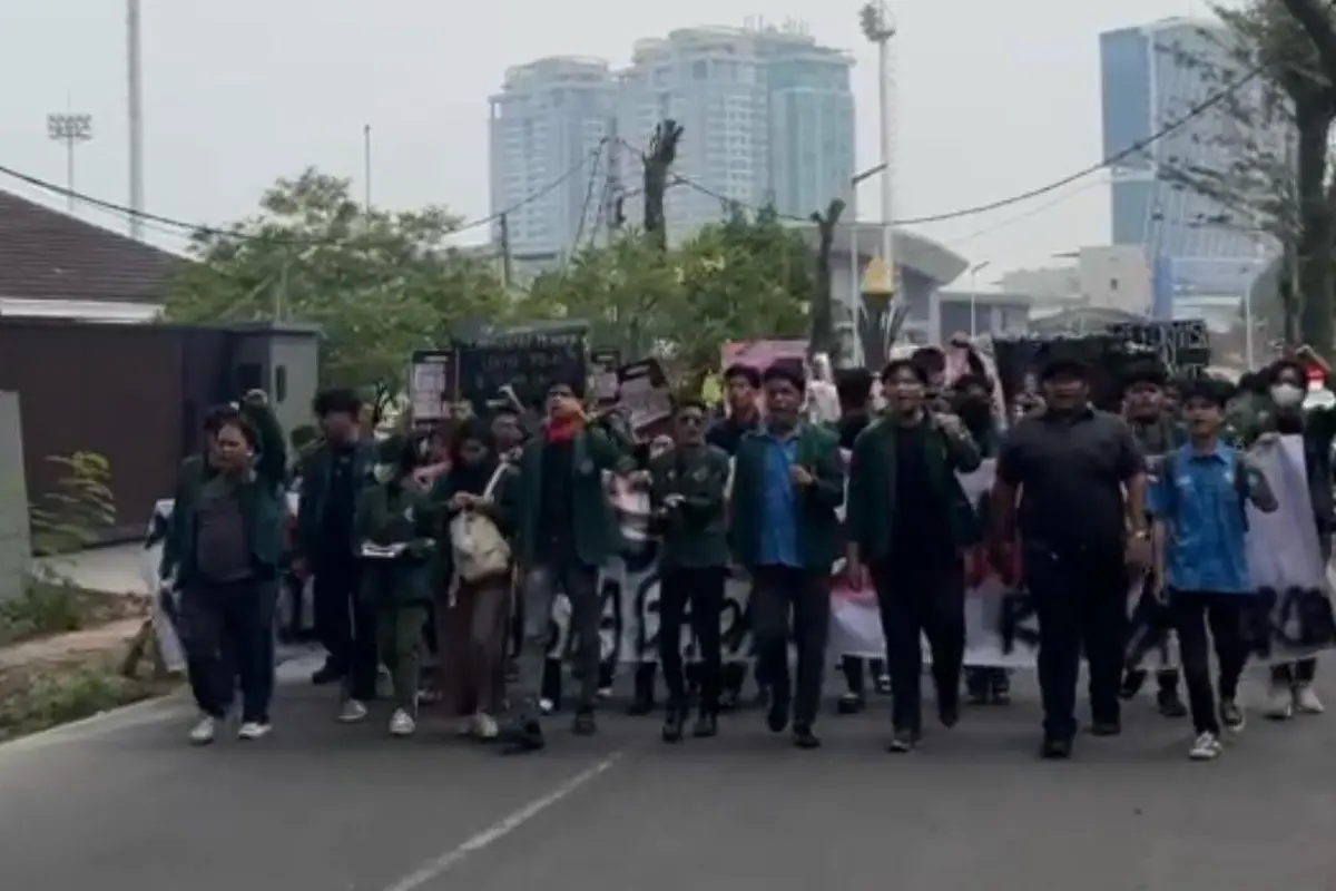 Mahasiswa di Medan menggelar aksi demo di Gedung Dewan Perwakilan Rakyat Daerah Sumatera Utara (DPRD Sumut).