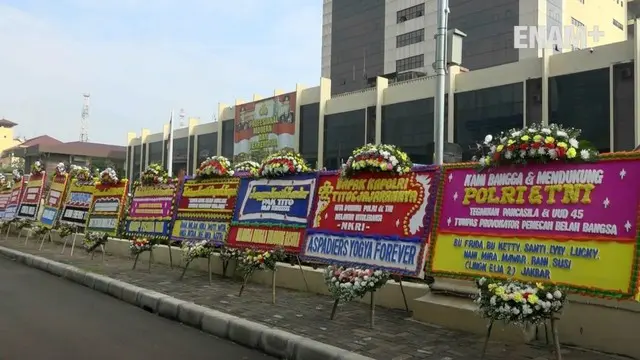 Setelah ribuan karangan bunga hadir dibalai kota kini giliran Mabes Polri menerima karangan bunga dari berbagai golongan masyarakat