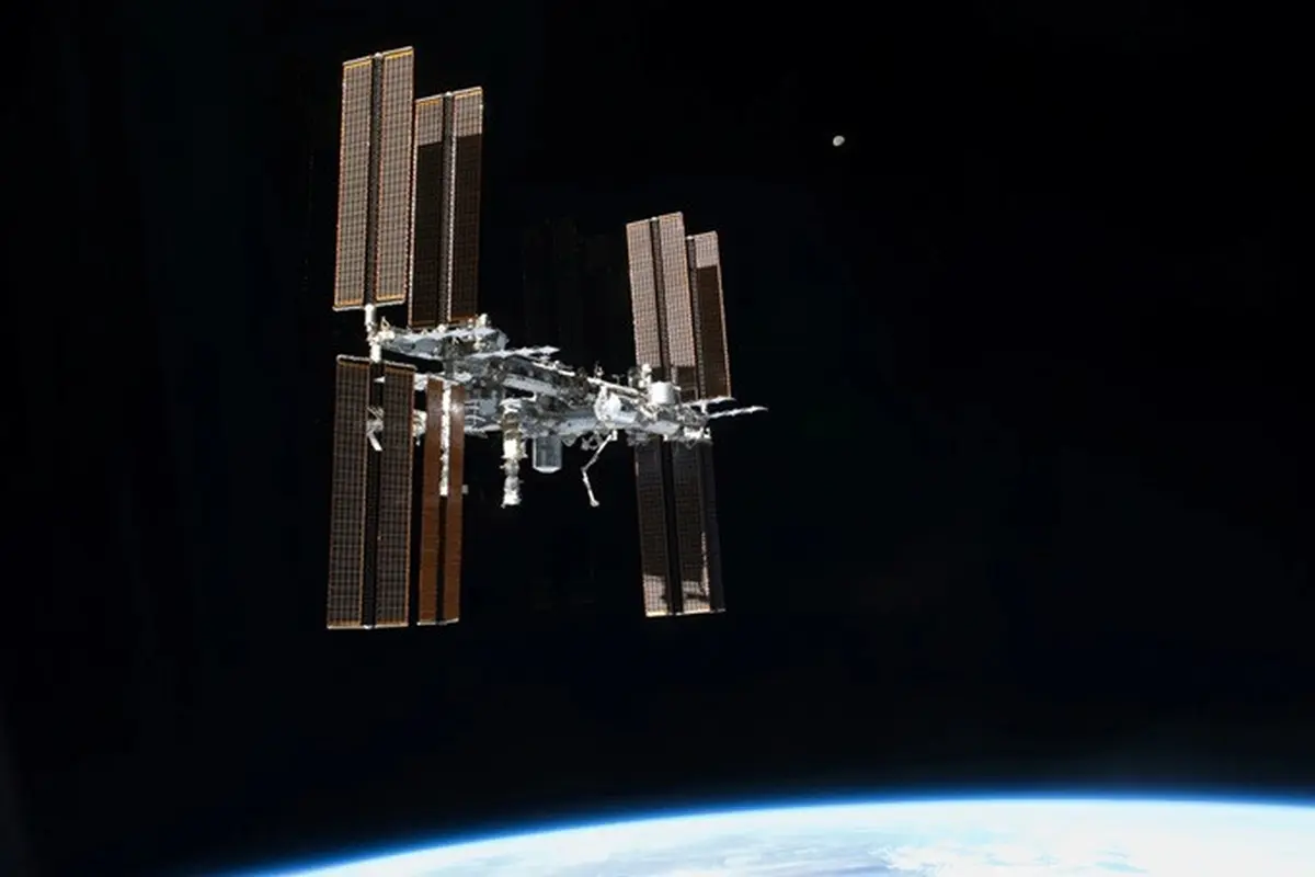 Stasiun Angkasa Luar Internasional (ISS) terlihat dari pesawat ulang-alik Atlantis pada 19 Juli 2011, setelah wahana tersebut meninggalkan kompleks orbit.