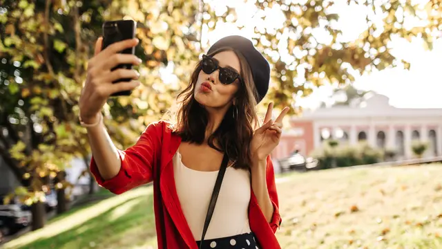 perempuan pose gaya palsu