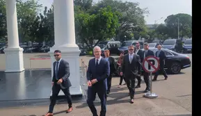 Chief Executive Officer (CEO) Apple Tim Cook tiba di Istana Kepresidenan Jakarta. Cook datang untuk bertemu dengan Presiden Jokowi. (Liputan6.com/Lizsa Egeham)