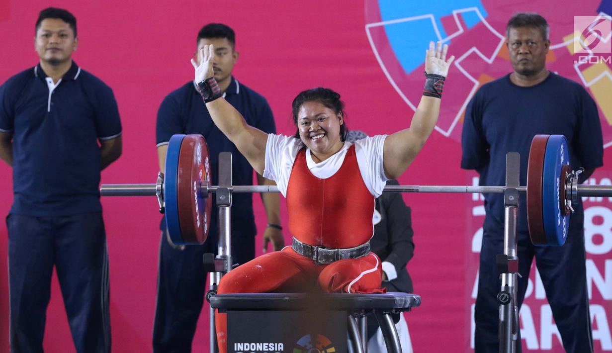 Atlet Para Powerlifting Indonesia, Siti Mahmudah bersorak usai mengangkat beban di kelas Womens Up 79kg Asian Para Games 2018 di Jakarta, Rabu (10/10). Siti Mahmudah meraih perak dengan total angkatan 120 kg. (Liputan6.com/Helmi Fithriansyah)
