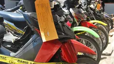 Tersangka Tia Derwanto babak belur di sekujur tubuhnya usai menjadi sasaran amuk massa. Pemuda Sukatani, Kabupaten Bandung Barat, Jawa Barat ini tertangkap saat melakukan pembegalan terhadap seorang pelajar di kawasan Sangkuriang, Kota Cimahi.