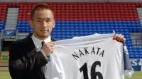 Hidetoshi Nakata saat diperkenalkan sebagai pemain Bolton Wanders pada 2005 lalu (AFP/Paul Barker)