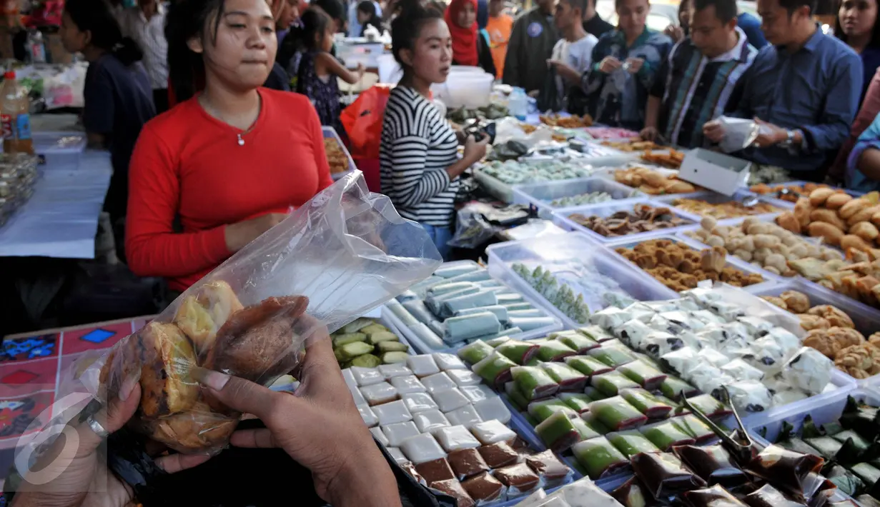 Pasar musiman yang buka setiap bulan Ramadan ini menyajikan makanan untuk berbuka puasa dengan harga yang bervariasi Tampak beberapa warga sedang memilih camilan untuk berbuka puasa di Pasar Benhil, Jakarta, Kamis (18/6/2015). (Liputan6.com/Johan Tallo)