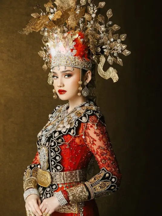 Pesona pengantin adat Gorontalo semakin kuat dengan mahkota emas yang rumit, gelang dan cincin emas [@syifahadju]