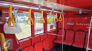 Suasana dan isi dalam bus tingkat buatan Jerman ini, Jakarta, Senin (22/6/2015). Kado tersebut berupa sumbangan satu bus tingkat dari PT Coca-Cola Indonesia. (Liputan6.com/Herman Zakharia)