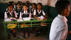 Mantan Dewi Nepal atau Kumari, Matina Shakya (tengah) duduk di kelas pada hari pertama sekolahnya di Kathmandu (9/10). Setelah pubertas Matina Shakya harus pensiun menjadi sosok dewi hidup yang disembah banyak orang di Nepal. (AFP Photo/Gopen Rai)