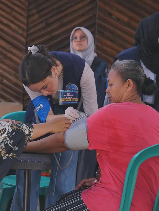 Dalam pemeriksaan kesehatan, terlihat bahwa Yasmin Napper turut melayani ibu-ibu yang memeriksa tensi darahnya. Terlihat telaten, banyak netizen yang memuji bahwa kekasih dari Giorgino Abraham ini yang bisa berbaur dengan masyarakat luas. (Liputan6.com/IG/@yasminnapper)