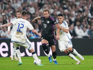 Penyerang  Bayern Munchen Harry Kane (kedua kanan) berebut bola dengan gelandang FC Copenhagen, Mohamed Elyounoussi pada laga matchday 2 Grup A Liga Champions 2023/2024 yang dihelat di Parken Stadium, Rabu (4/10/2023) dini hari WIB. (Mads Claus Rasmussen/Ritzau Scanpix via AP)