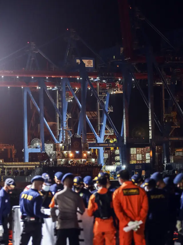 Aktivitas Bongkar Muat Kontainer di Jakarta International Container Terminal 3