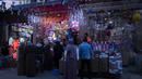Umat Muslim di Kota Tua Yerusalem membeli penerangan warna-warni, dekorasi, hingga hidangan lezat untuk menyambut kedatangan bulan suci tersebut. (AP Photo/Fatima Shbair)