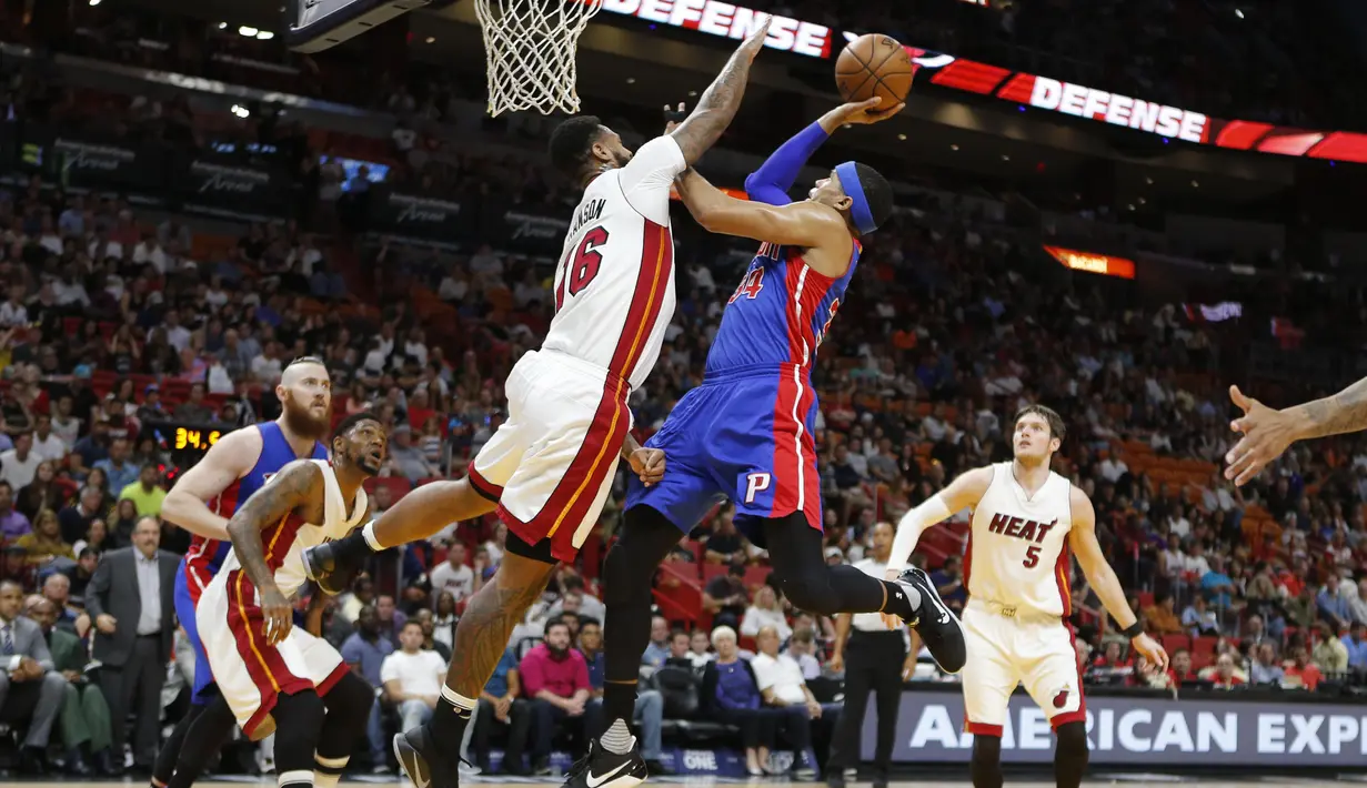 Pemain Detroit Pistons, Tobias Harris (kanan) mencoba melakukan tembakan saat dihadang  pemain Miami Heat, James Johnson pada laga NBA di American Airlines Arena, Miami, (01/01/2017). Pistons menang 107-98. (AP/Joe Skipper)