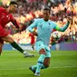 Bintang Timnas Portugal, Cristiano Ronaldo (kiri), berduel dengan bek Timnas Belanda, Virgil van Dijk, pada final UEFA Nation League, di Stadion Dragao, Portugal, Sabtu (9/6/2019). (AFP/Gabriel Bouys)