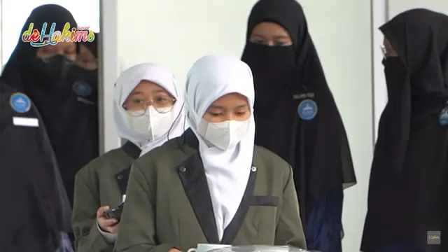 Irfan Hakim Jenguk Kedua Putri Kembarnya di Pesantren