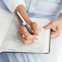 Tulisan bisa mencerminkan kecerdasan. (Copyright Pexels/Mikhail Nilov)