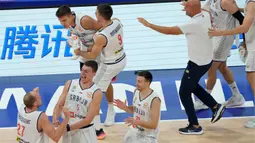 Para pemain Serbia melakukan selebrasi usai bermain melawan Kanada dalam pertandingan semifinal Piala Dunia Bola Basket di Manila, Filipina, Jumat, 8 September 2023. (AP Photo/Aaron Favila)