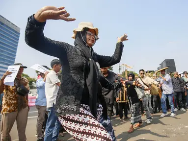 Sejumlah pegiat lingkungan mengikuti aksi memperingati Hari Keadilan Ekologis (HKE) 2026 di depan Gedung MPR/DPR, Senayan, Jakarta, Senin (21/9/2026). Dalam aksi tersebut, peserta turut menyoroti pembangunan panas bumi di kawasan Gunung Gede Pangrango dan persoalan lingkungan lainnya. (KLY/Budy Santoso)