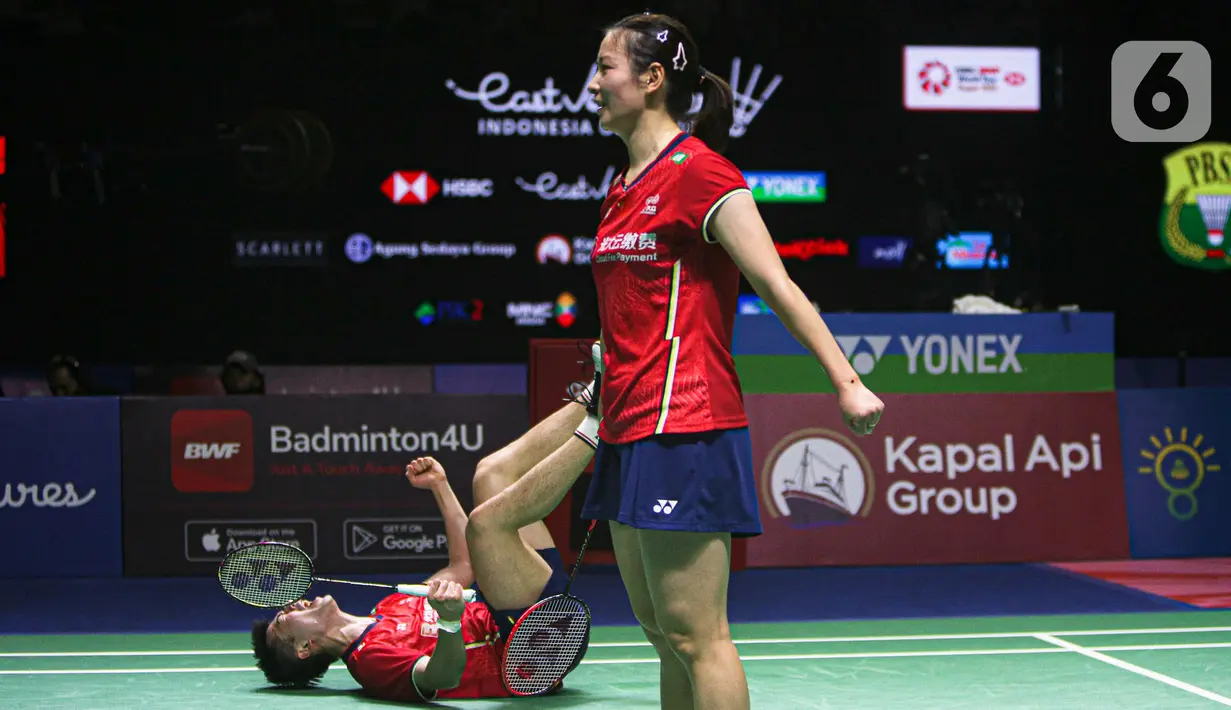 Pebulu tangkis ganda campuran China Zheng Si Wei/Huang Ya Qiong melakukan selebrasi usai mengalahkan pebulu tangkis ganda campuran Jepang Yuta Watanabe/Arisa Higashino pada pertandingan final East Ventures Indonesia Open 2022 di Istora, Senayan, Jakarta, Minggu (19/6/2022). Zheng Si Wei/Huang Ya Qiong menjuarai Indonesia Open 2022 usai mengalahkan Yuta Watanabe/Arisa Higashino dengan skor 21-14 dan 21-16. (Liputan6.com/Faizal Fanani)