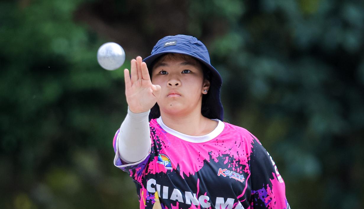 Sebagai informasi, petanque merupakan olahraga dari permainan tradisional asal Prancis. Tampak dalam foto, atlet muda Thailand saat memainkan olahraga Petanque di Lapangan Latih Dua Kompleks 700th Anniversary of Chiang Mai Stadium, Kamis (11/12/2025). (Bola.com/Bagaskara Lazuardi)