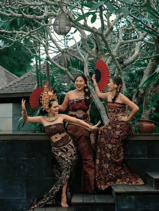 Sejumlah seleb Tanah Air memuji kecantikan Luna Maya yang maksimal . “You are a goddess” tulis @fatinafeefa. “Kaaa cakepppp bangett” komentar @bungazainal05. (FOTO: Instagram.com/lunamaya).