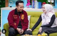 Potret Shanty Istri Denny Cagur Bak Anak Gadis Pose di Tengah Rel Kereta, Singgung Soal Istri Muda