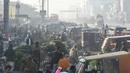 Para pedagang bekerja di pasar bunga di tengah kondisi kabut asap di Lahore, Pakistan (23/11/2021). Kondisi kabut asap yang memburuk membuat Lembaga pendidikan, kantor swasta tutup selama tiga hari seminggu di Lahore. (AFP/Arif Ali)