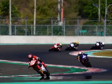 Pembalap Astra Honda Racing Team, Rheza Danica Ahrens (kiri), memacu motor Honda CBR 250 RR dalam sesi latihan bebas hari pertama seri Asia Road Racing Championship (ARRC) 2023 kelas AP250  di Sirkuit Mandalika, Lombok, Jumat (11/08/2023). Rheza berhasil menempati posisi pertama dengan catatan waktu 1 menit 47,149 detik. (Dok. AHRT)