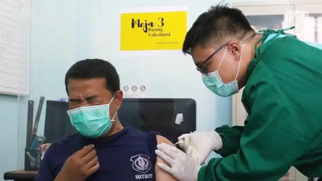 FOTO: Tenaga Kesehatan di Tangerang Selatan Mulai Disuntik Vaksin COVID-19