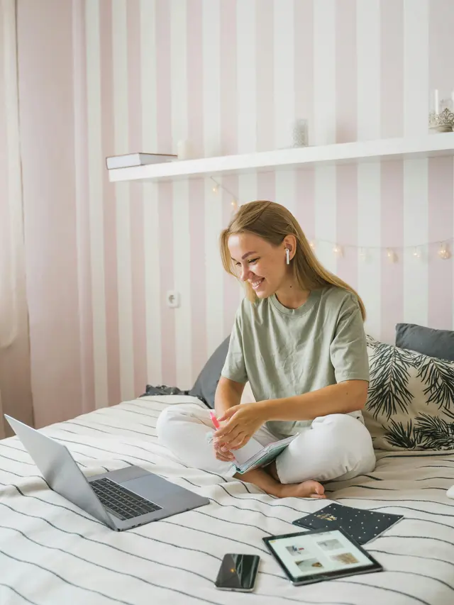 Perempuan di depan laptop