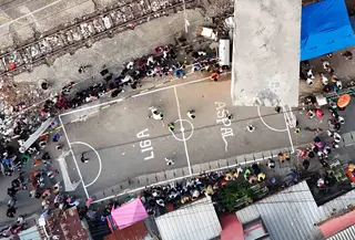 Anak-anak mengikuti pertandingan Turnamen Sepak Bola Liga Aspal U-13 di kawasan permukiman padat di pinggir rel RT 09/RW 08, Menteng Jaya, Jakarta, Senin (29/6/2026). (merdeka.com/ Arie Basuki)