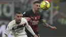 Striker Salernitana, Federico Bonazzoli (kiri) berebut bola dengan gelandang AC Milan, Rade Krunic pada laga pekan ke-26 Liga Italia 2022/2023 di San Siro Stadium, Milan, Selasa (14/3/2023) dini hari WIB. (AP Photo/Luca Bruno)