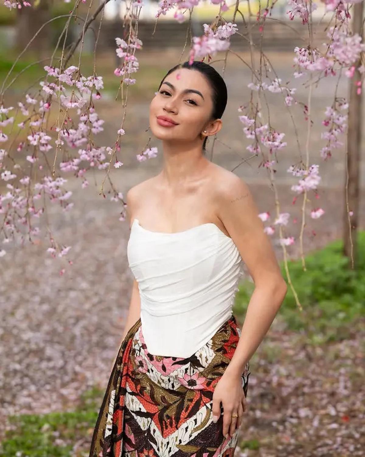 Adu Gaya Syifa Hadju, Ariel Tatum, dan Yura Yunita Saat Nikmati Sakura: Inspirasi Tampilan Elegan Musim Semi