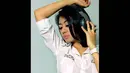 Wanita berusia 23 tahun ini memang hobi memainkan piringan hitam dan memadukan musik sehingga mampu membuat orang asyik berjoget. (Liputan6.com/Faisal R Syam) 