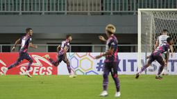 Pemain Rans Cilegon FC, Rifal Lastori (tengah) melakukan selebrasi usai mencetak gol ke gawang Persis Solo dalam matchday pertama Grup X Babak 8 Besar Liga 2 2021/2022 di Stadion Pakansari, Bogor, Rabu (15/12/2021). (Bola.com/M Iqbal Ichsan)