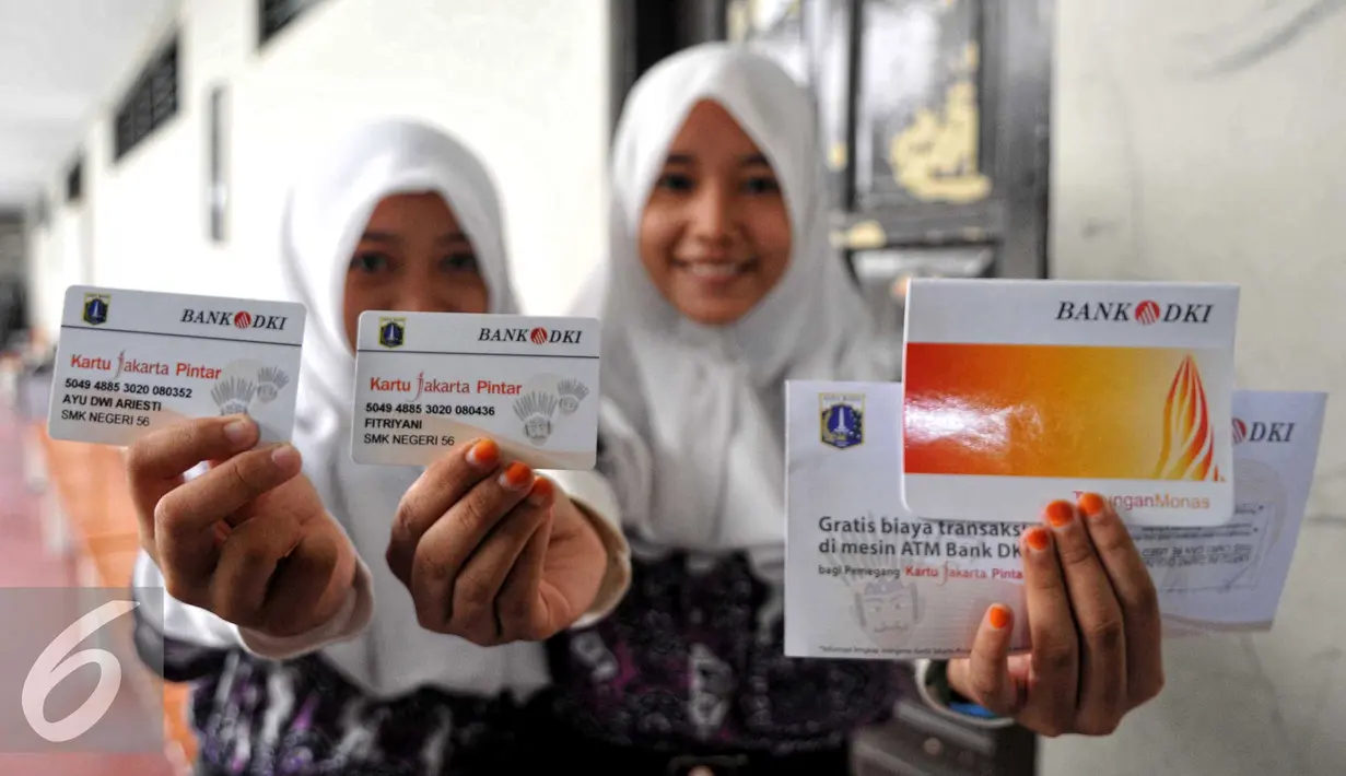 Dua orang siswa memperlihatkan Kartu Jakarta Pintar (KJP), Jakarta, Jumat (10/7/2015). Dengan adanya KJP tersebut diharapkan siswa-siswi yang tidak mampu dapat menikmati pendidikan dengan mudah dan terdata. (Liputan6.com/Yoppy Renato)