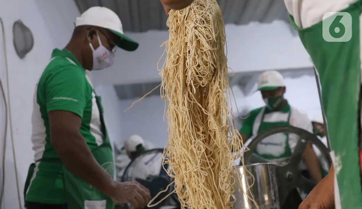 Pekerja membuat Mi Karya Abadi di industri rumahan, Ciledug, Tangerang, Minggu (6/9/2020). Dalam satu hari, pabrik milik Samino ini bisa memproduksi hingga 1,5 ton mi, namun saat pandemi seperti sekarang hanya memproduksi 1 ton saja. (Liputan6.com/Angga Yuniar)