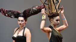Model berpose saat mengikuti kompetisi penata rambut di International "Crystal Angel" Festival of Hairdressing ke-15 di Kiev (22/4). (AFP/Sergei Supinsky)
