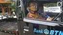 Direktur Utama Bank BTN Haru Koesmahargyo menaiki mobil sarana kebersihan usai serah terima bantuan tanggung jawab sosial dan lingkungan (TJSL) berupa kendaraan sarana kebersihan di Kampus UIN Sultan Maulana Hasanuddin, Serang, Banten, Kamis (17/3/2022). (Liputan6.com/HO/BTN)