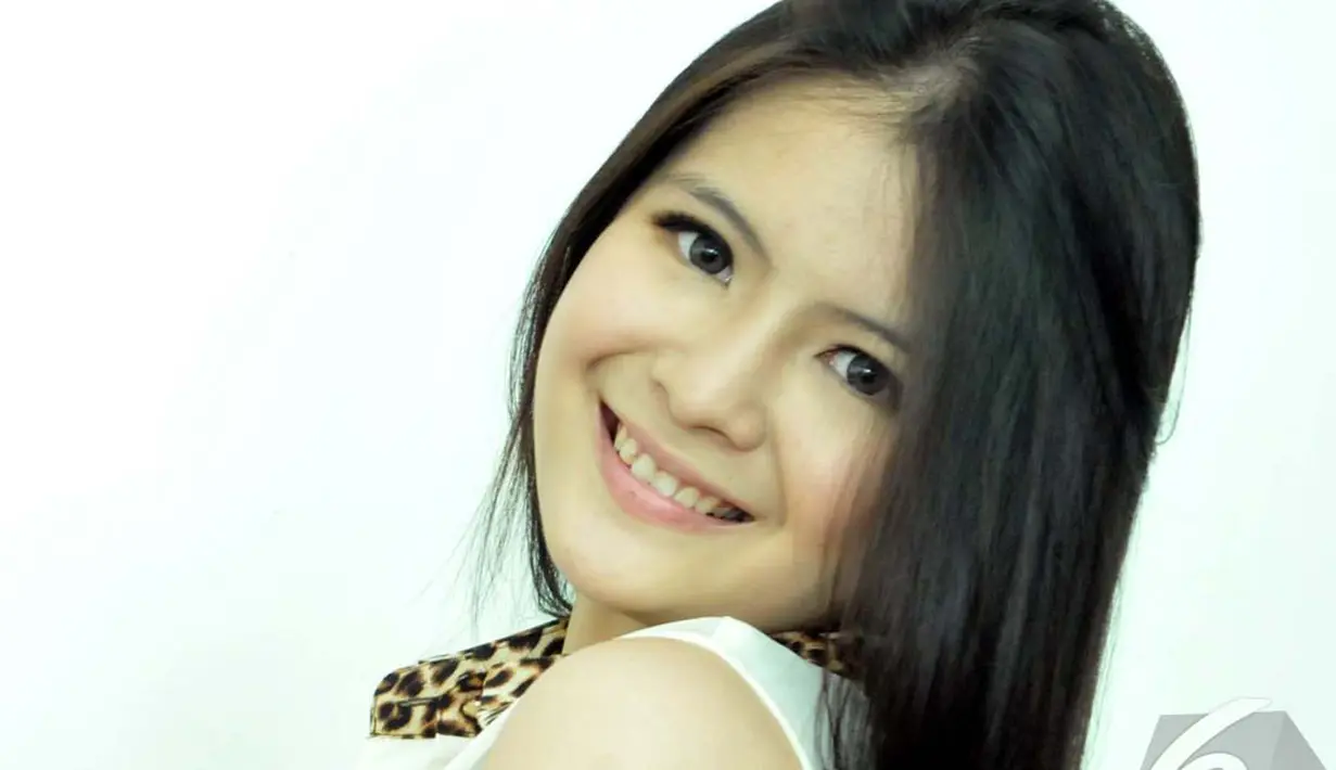 Setelah keluar dari JKT48, si cantik Sonya Pandarmawan lebih mencoba kemampuannya di berbagai bidang. Foto diambil pada 20 Juni 2014 (Liputan6.com/Panji Diksana) 