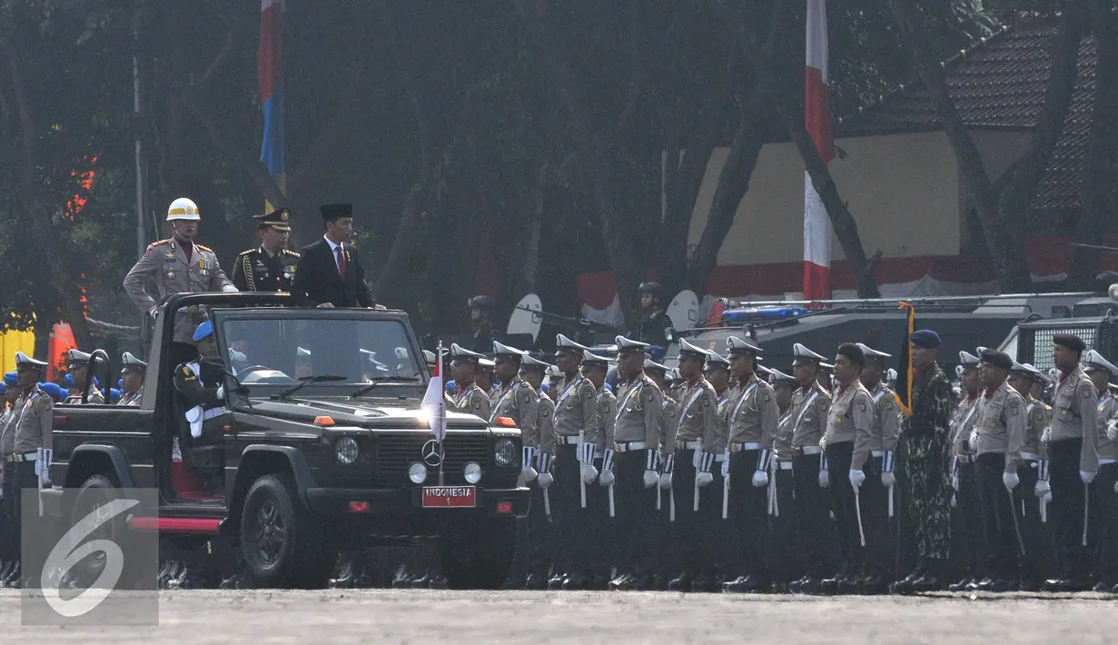 Presiden Joko Widodo memeriksa pasukan di HUT Polri ke-69 di Jakarta (1/7/15). HUT Polri mengangkat tema "Melalui revolusi mental Polri siap memantapkan soliditas dan profesionalisme guna mendukung pembangunan nasional". (Liputan6.com/Herman Zakharia)