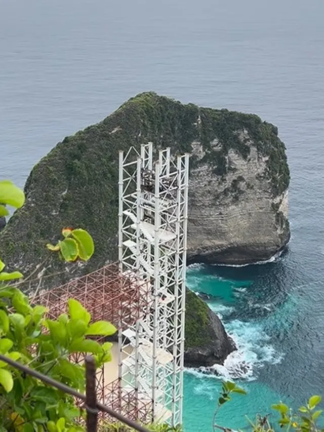 Proyek lift kaca di Nusa Penida