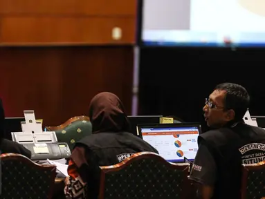KPUD Jakarta melakukan Input dan memindai data form C1 hasil pemungutan suara dari setiap tempat pemungutan suara (TPS) dengan Sistem Informasi Perhitungan (Situng) KPU di Aula Bina Karya, Hotel Bidakara, Jakarta, Rabu (16/2). (Liputan6.com/Faizal Fanani)