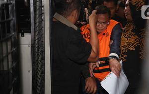 Bupati Pati, Sudewo dikawal petugas sesaat memasuki ke dalam mobil tahanan usai menjalani pemeriksaan intensif di Gedung Merah Putih Komisi Pemberantasan Korupsi (KPK), Jakarta, Selasa (20/1/2026). (Liputan6.com/Helmi Fithriansyah)