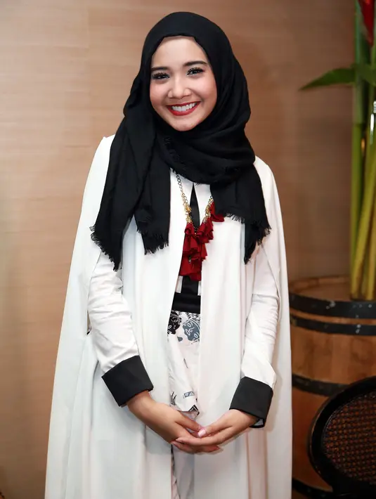 Bersama sang suami, Irwansyah, Zaskia Sungkar selalu melakukan konsultasi ke dokter. Ia pun rela mendapati tubuhnya harus bertambah 10 kilogram demi buah hati. (Deki Prayoga/Bintang.com)