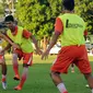 Gelandang Persija, Ade Jantra (kedua kanan) berebut bola dengan Sutanto Tan saat latihan di Lapangan Yon Zikon 14, Jakarta, Kamis (16/6/2016). Persija akan melakoni laga tandang melawan Arema Cronus (19/6). (Liputan6.com/Helmi Fithriansyah)