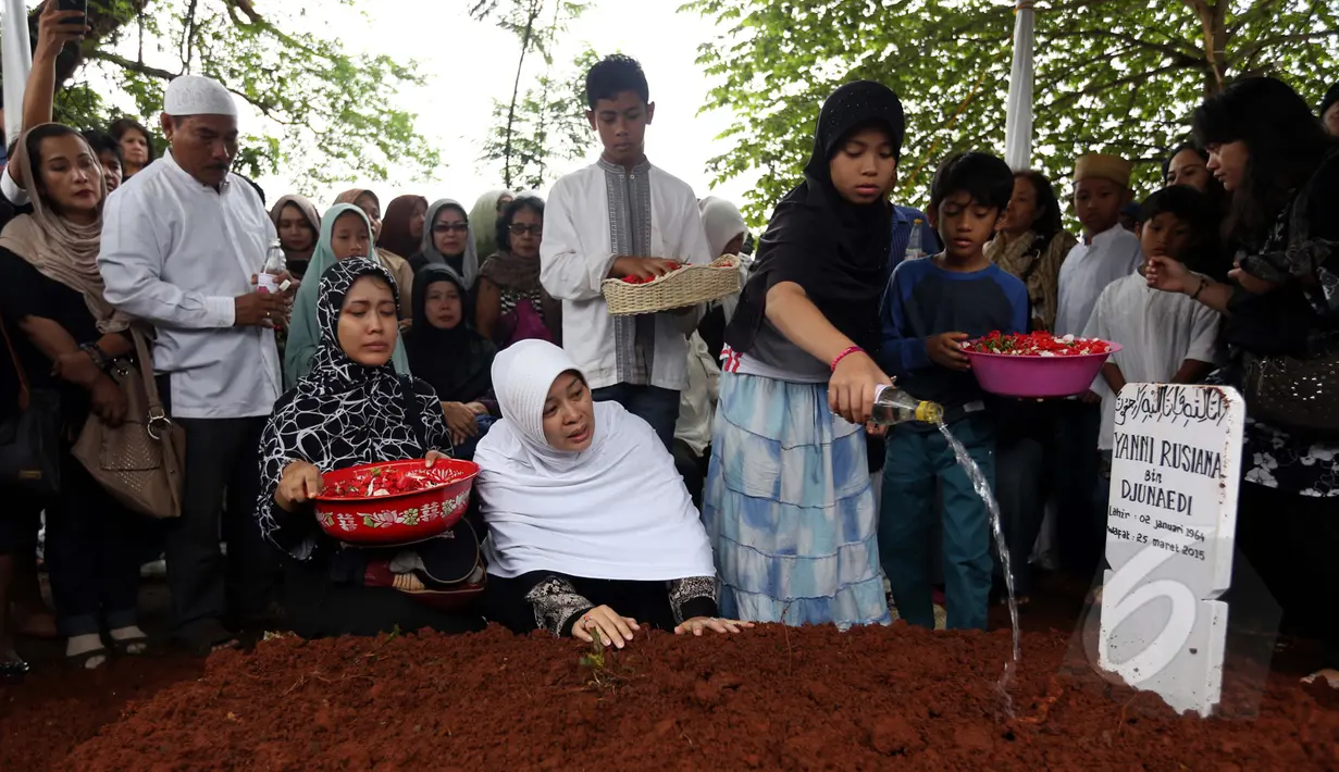 Tangis keluarga, kerabat, dan sahabat mengiringi pemakaman jenazah penyanyi Yanni Rusiana Djunaedi (51) atau Yanni "Libels" di TPU Tanah Kusir, Jakarta, Kamis (26/3/2015).  (Liputan6.com/Panji Diksana)