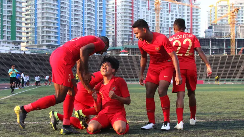 Para pemain Timnas Indonesia U-22 merayakan gol yang dicetak Witan Sulaeman ke gawang Malaysia U-22 pada laga Piala AFF U-22 2019. (Bola.com/Zulfirdaus Harahap)