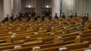 Sejumlah orang memakai masker saat mengikuti misa di Yoido Full Gospel Church, Seoul, Korea Selatan, Minggu (1/3/2020). Gereja memutuskan untuk mengganti layanan hari Minggu secara online untuk keselamatan anggota di tengah penyebaran virus corona COVID-19. (AP Photo/Ahn Young-joon)